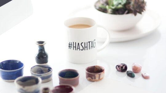 Como usar hashtags no Instagram: dicas para aumentar a visibilidade.